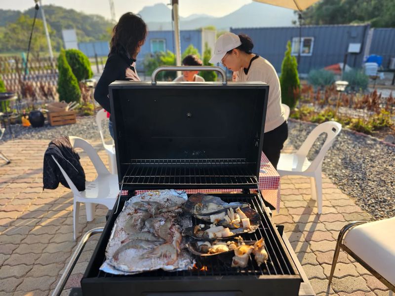 [충북 영동] 리버뷰, 400평 천연잔디와 독채카라반이 있는 시크릿정원