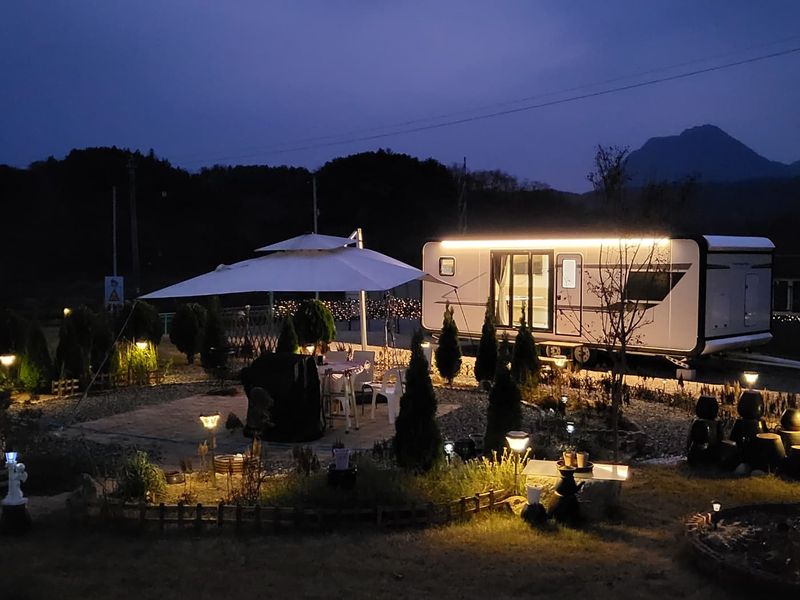 [충북 영동] 리버뷰, 400평 천연잔디와 독채카라반이 있는 시크릿정원