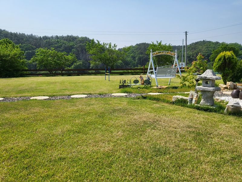 [충북 영동] 리버뷰, 400평 천연잔디와 독채카라반이 있는 시크릿정원
