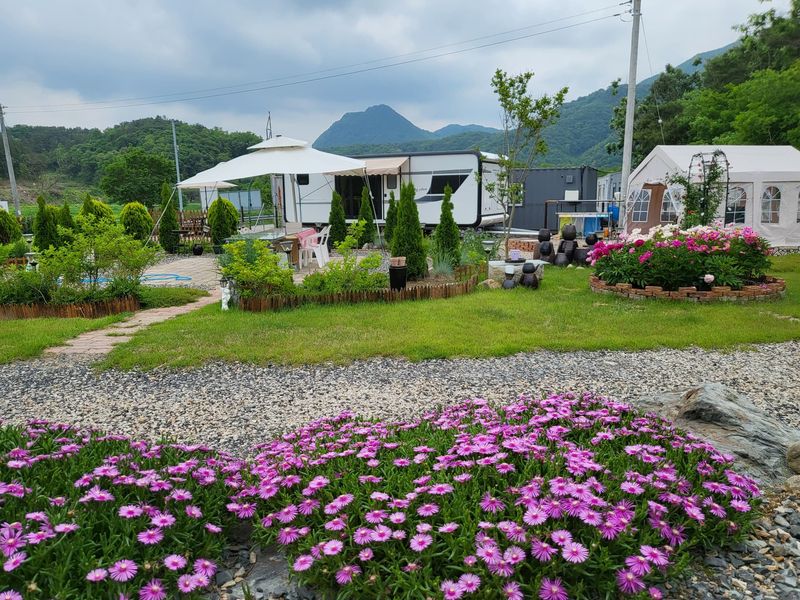 [충북 영동] 리버뷰, 400평 천연잔디와 독채카라반이 있는 시크릿정원