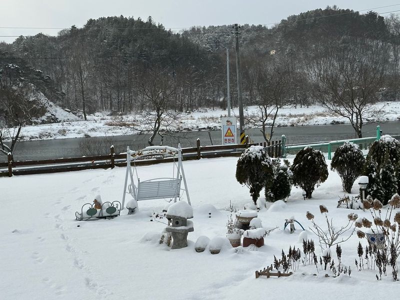 [충북 영동] 리버뷰, 400평 천연잔디와 독채카라반이 있는 시크릿정원