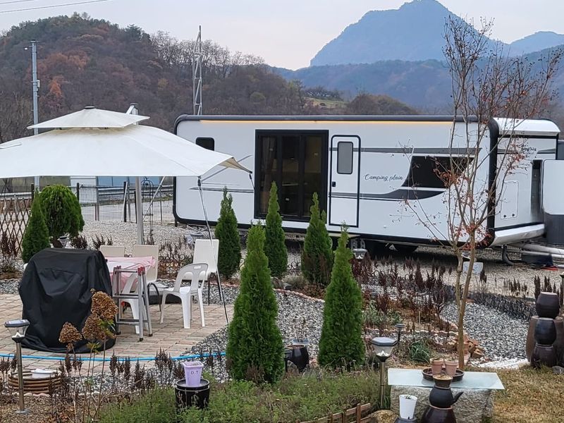[충북 영동] 리버뷰, 400평 천연잔디와 독채카라반이 있는 시크릿정원