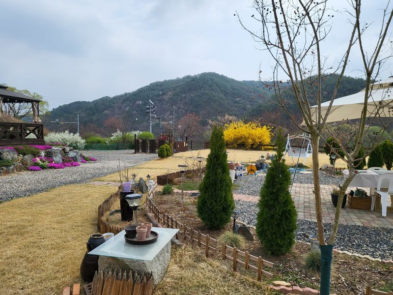 [충북 영동] 리버뷰, 400평 천연잔디와 독채카라반이 있는 시크릿정원